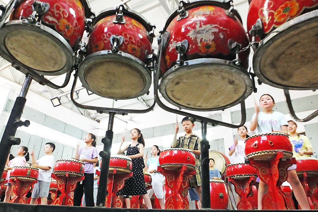 Young drummers from Hong Kong and Shanxi perform Jiangzhou Drum Music together in Yuncheng, Shanxi Province on July 31, 2023. /CFP