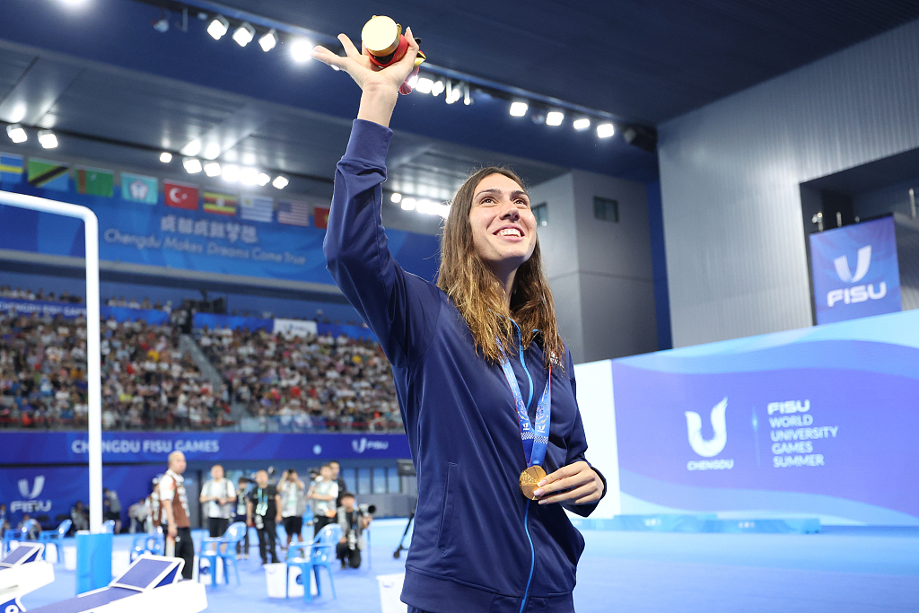 Antonella Crispino of Italy acknowledges the crowd after winning the women's 200m butterfly title at the World University Games in Chengdu, China, August 7, 2023. /CFP