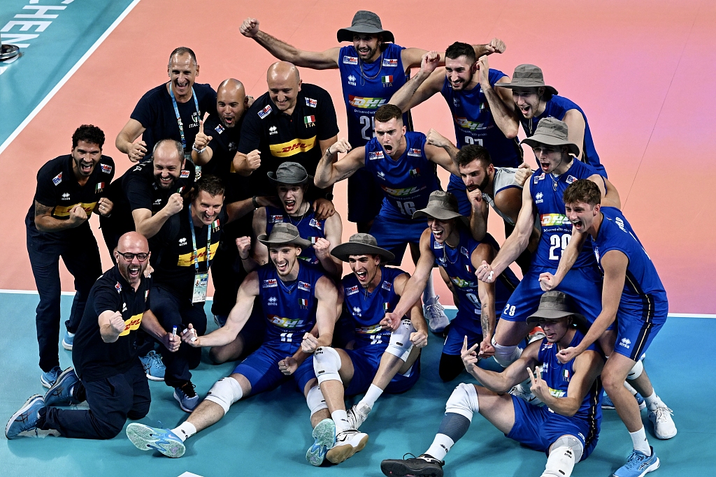 Team Italy celebrate after winning the men's volleyball final against Team Poland at the World University Games in Chengdu, China, August 7, 2023. /CFP