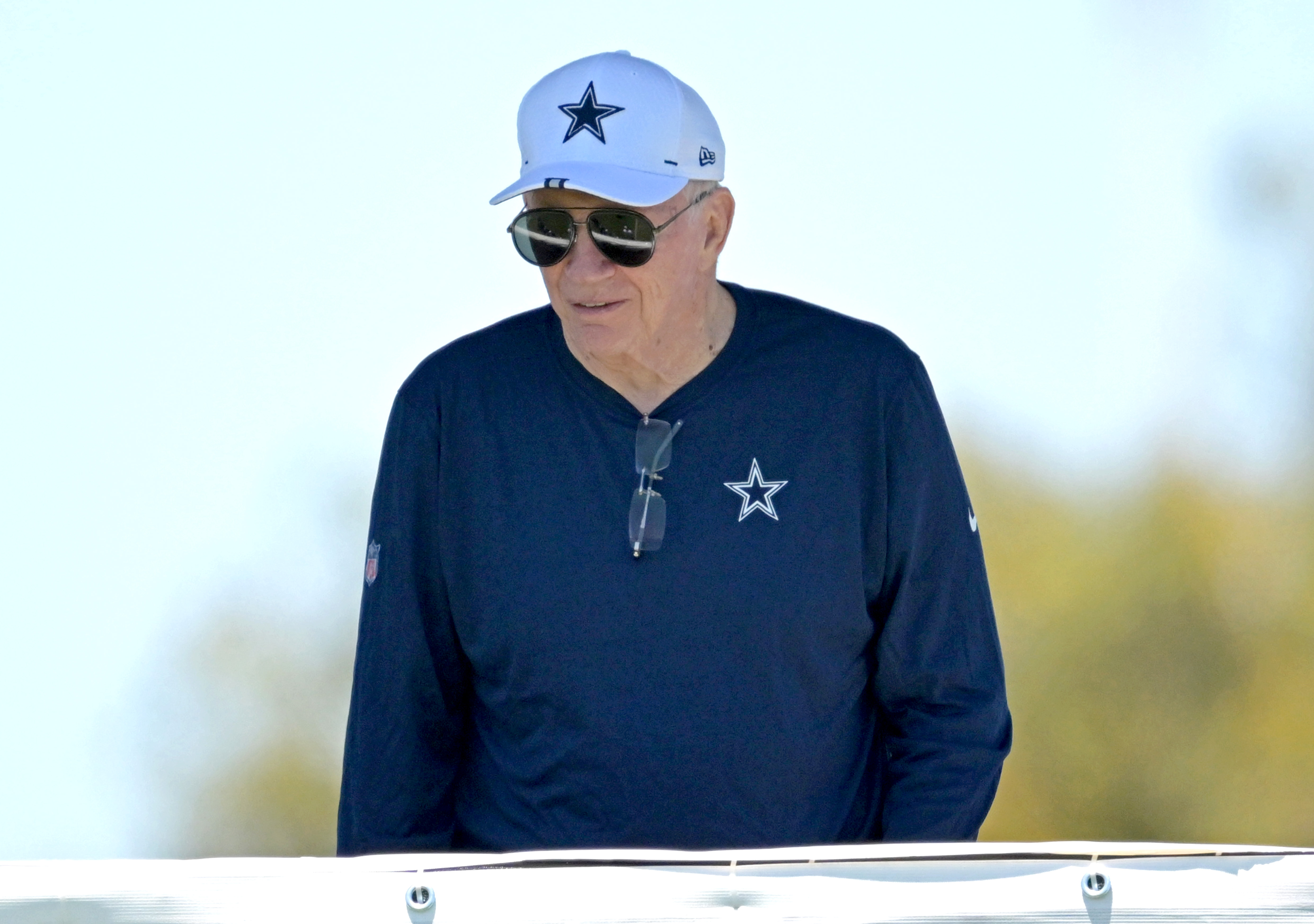Jerry Jones, owner of the Dallas Cowboys, watches the team's training camp at River Ridge Playing Fields in Oxnard, California, July 27, 2023. /CFP 