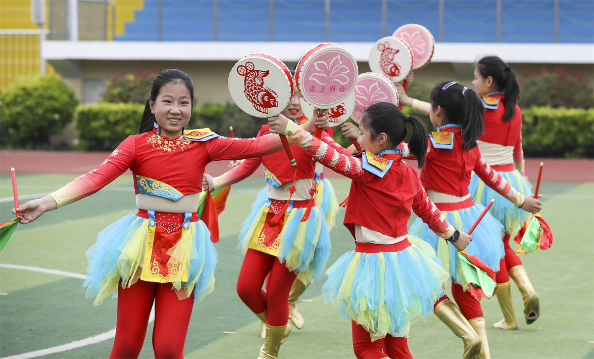 Students from a primary school in Huai'an, Jiangsu Province practice the fishing drum dance on May 26, 2023. /CNSPHOTO