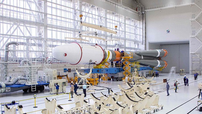 Technicians finishing to assemble a Soyuz-2.1b rocket carrying the Luna-25 lander ahead of its launch, August 7, 2023. /CFP