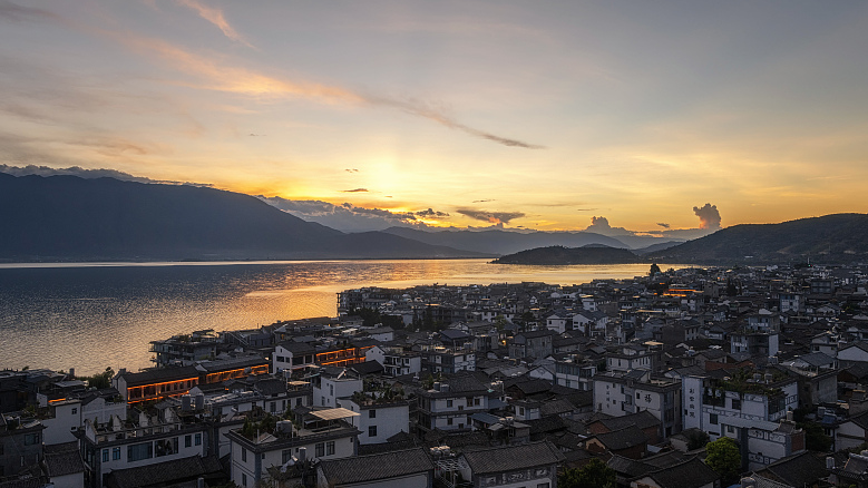 A sunrise is captured in the skies above Shuanglang Ancient Town in Dali Bai Autonomous Prefecture, Yunnan Province. /CFP