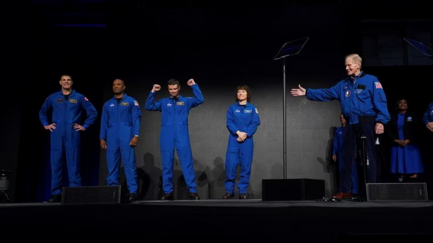 The administrator of NASA Bill Nelson (R) and astronauts (from left) Reid Wiseman, Victor Glover, Jeremy Hanson and Christina Koch, crew members of the Artemis II space mission to the moon and back, attend a NASA event in Houston, Texas, U.S., April 3, 2023. /Reuters