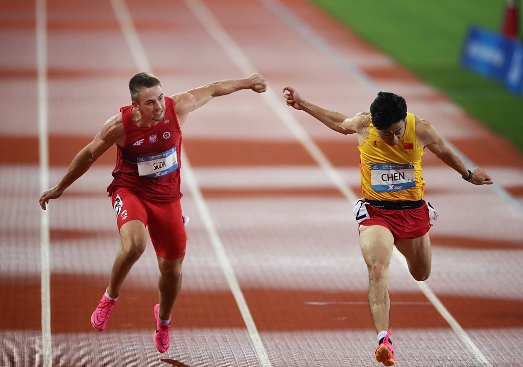 China's Chen Guanfeng (R) in action during the 100m final at the World University Games in Chengdu, August 2, 2023. /CFP