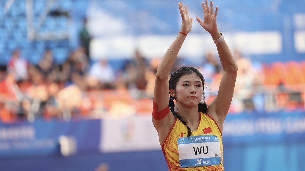 China's Wu Yanni acknowledges fans after the 100m hurdles final at the World University Games in Chengdu, Sichuan Province, China, August 4, 2023. /CFP