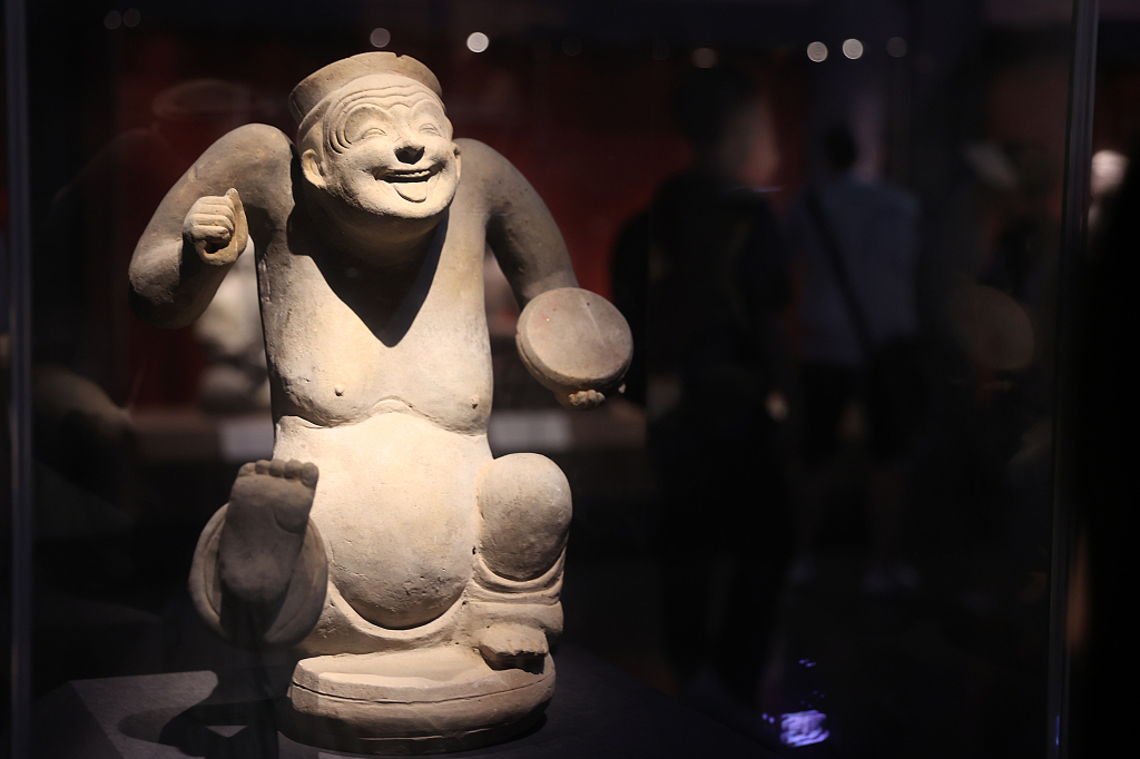 One of the most attractive exhibits at the Chengdu Museum is a pottery figure of a music and dance performer dating back to the Han Dynasty (202BC-220AD). Its image was used as costume for performers during the closing ceremony of the 31st FISU Summer World University Games in Chengdu, Sichuan Province. /CFP