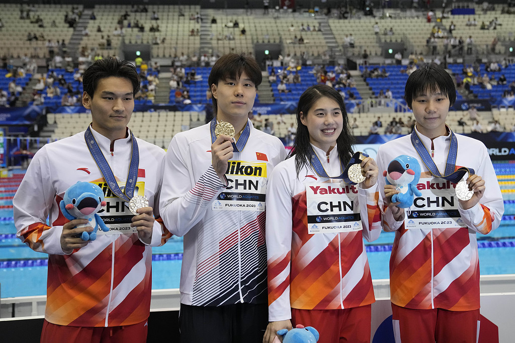 L-R: Xu Jiayu, Qin Haiyang, Zhang Yufei and Cheng Yujie of China win gold medals of the mixed 4x100-meter medley relay final in the World Aquatics Championships in Fukuoka, Japan, July 26, 2023. /CFP