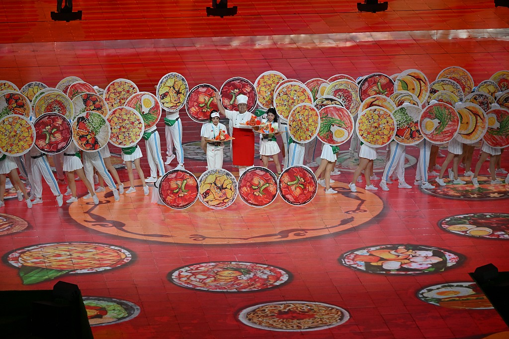 Sichuan cuisine features in the closing ceremony of the 31st FISU Summer World University Games, in Chengdu, Sichuan Province, on August 8, 2023. /CFP