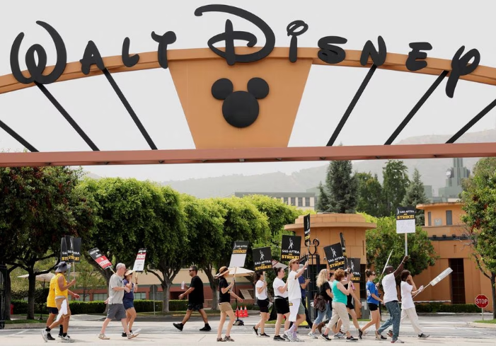 SAG-AFTRA actors and Writers Guild of America (WGA) writers walk the picket line during their ongoing strike outside Walt Disney Studios in Burbank, California, U.S., July 31, 2023. /Reuters