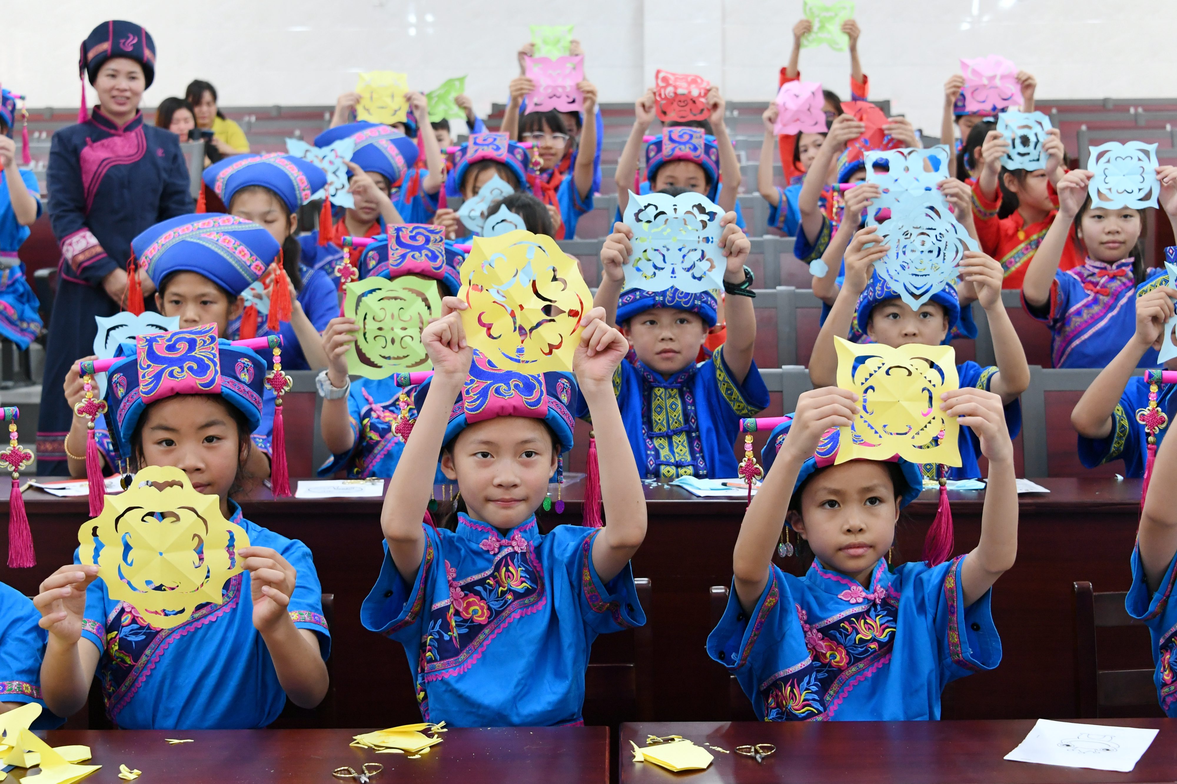 Students display their papercutting works at a primary school in Hechi City, Guangxi Zhuang Autonomous Region, June 6, 2023. /CNSPHOTO