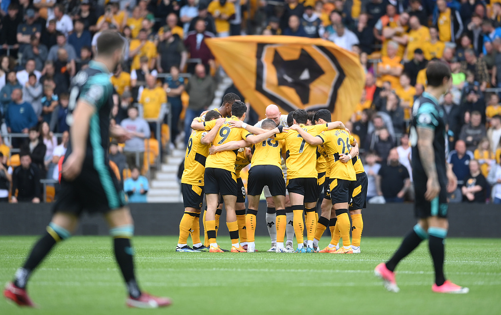 Wolves players enter a huddle prior to a Premier League at Molineux in Wolverhampton, England, May 15, 2022. /CFP