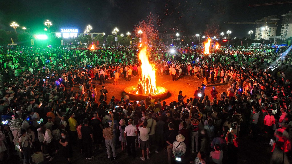 Live: Immerse in the Torch Festival of ethnic groups in SW China