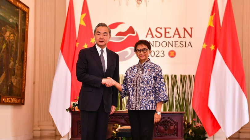 Director of the Office of the Central Commission for Foreign Affairs Wang Yi shakes hands with Indonesian Foreign Minister Retno Marsudi during their meeting in Jakarta, Indonesia, July 12, 2023. /Xinhua