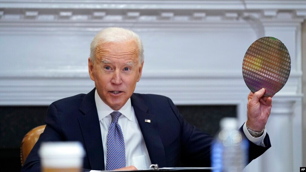 U.S. President Joe Biden holds up a silicon wafer as he participates virtually in the CEO Summit on Semiconductor and Supply Chain Resilience in the Roosevelt Room of the White House in Washington, DC, the U.S., April 12, 2021. /CFP 
