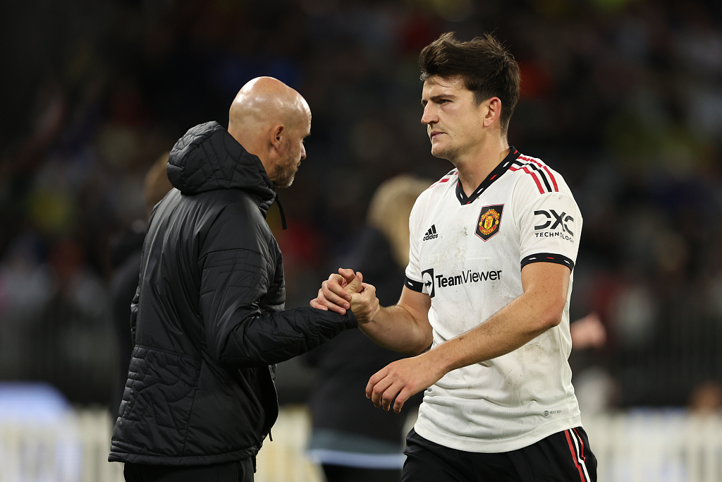 Manchester United manager Erik Ten Hag (L) shakes hand with Harry Maguire during their clash with Aston Villa at Optus Stadium in Perth, Australia, July 23, 2022. /CFP