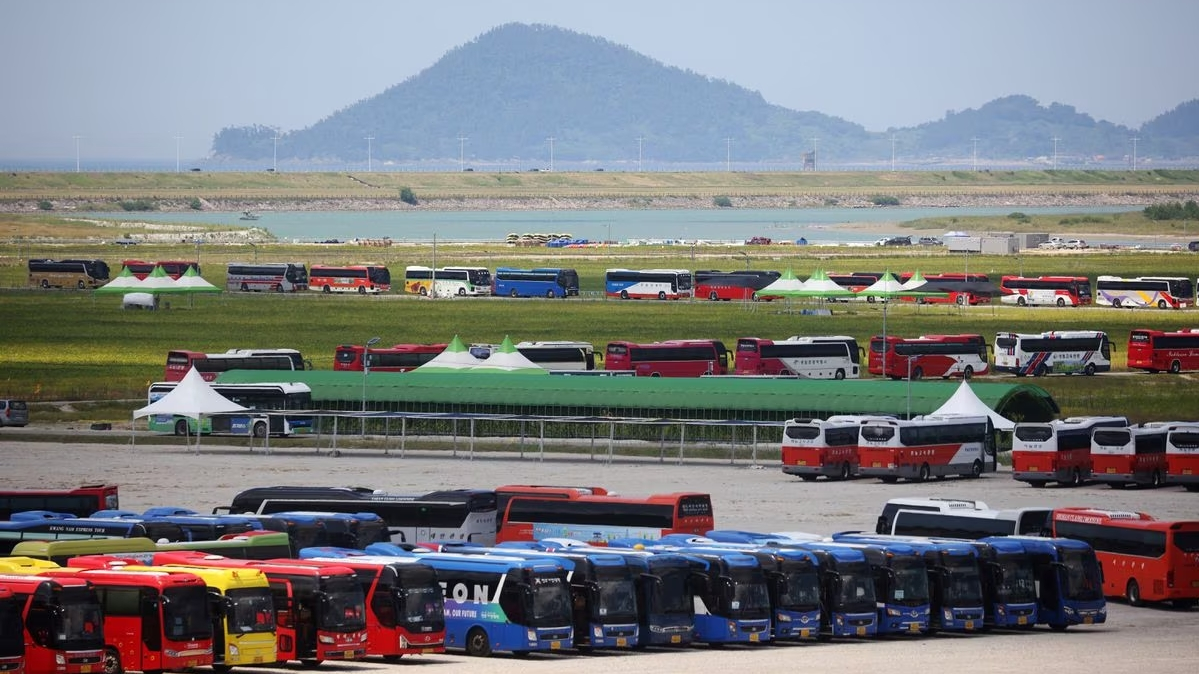 Buses wait in a long line to transport participants leaving the campsite of the 25th World Scout Jamboree in Buan, South Korea, August 8, 2023. /Reuters