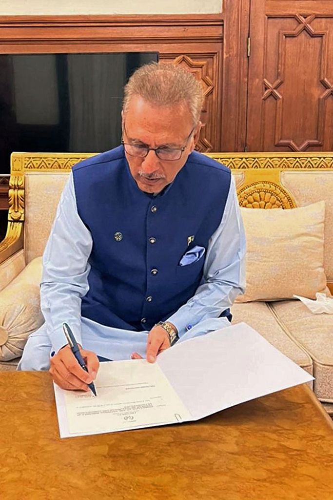 Pakistani President Arif Alvi signs a presidential decree approving the dissolution of the country's National Assembly, August 9, 2023. /CFP