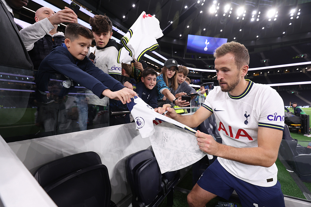 Harry Kane signs autographs for fans following the Premier League match between Tottenham and Everton at Tottenham Hotspur Stadium in London, England, October 15, 2022. /CFP