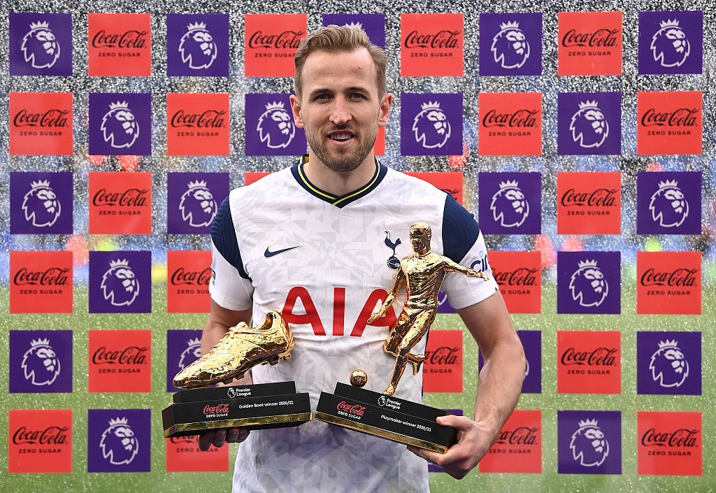 Harry Kane poses with the Premier League Golden Boot Winner award, and the Playmaker Winner award following the match between Leicester City and Tottenham at The King Power Stadium in Leicester, England, May 23, 2021. /CFP