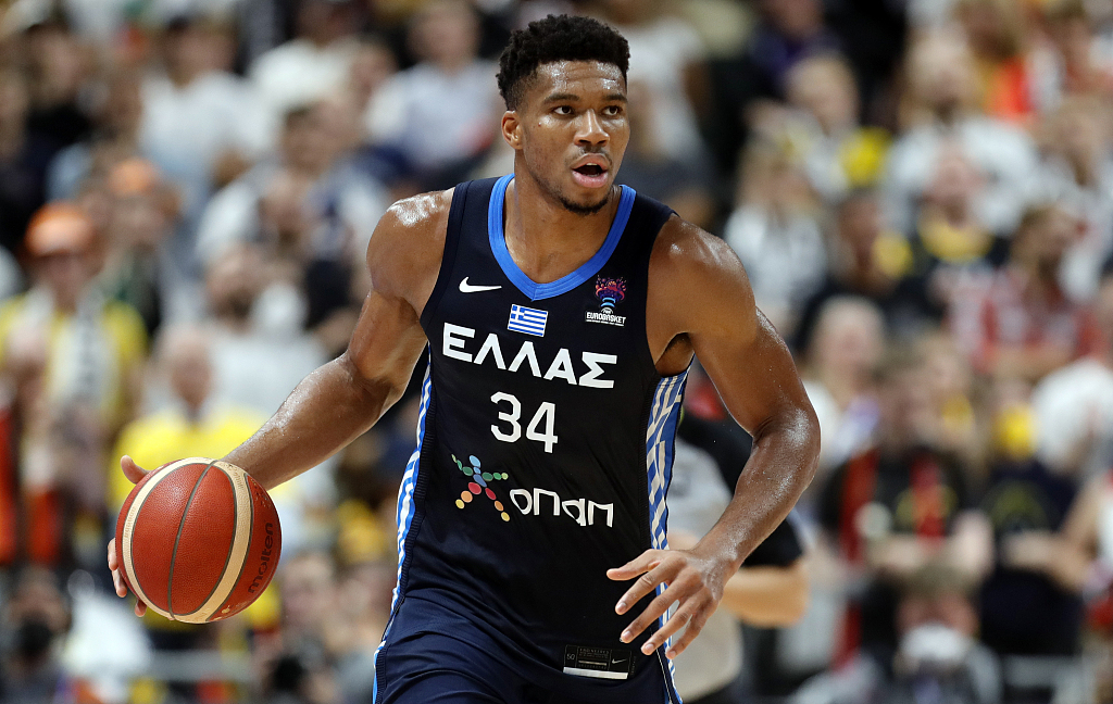 Giannis Antetokounmpo of Greece dribbles in the FIBA EuroBasket 2022 quarterfinals against Germany at EuroBasket Arena Berlin in Berlin, Germany, September 13, 2022. /CFP 