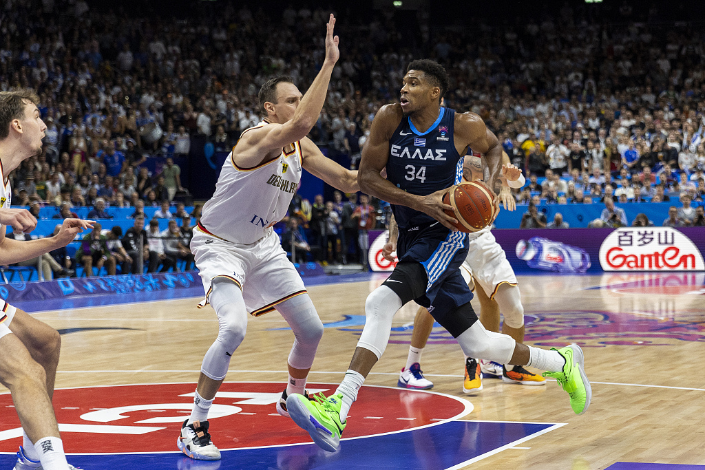 Giannis Antetokounmpo (#34) of Greece drives toward the beasket in the FIBA EuroBasket 2022 quarterfinals against Germany at EuroBasket Arena Berlin in Berlin, Germany, September 13, 2022. /CFP 