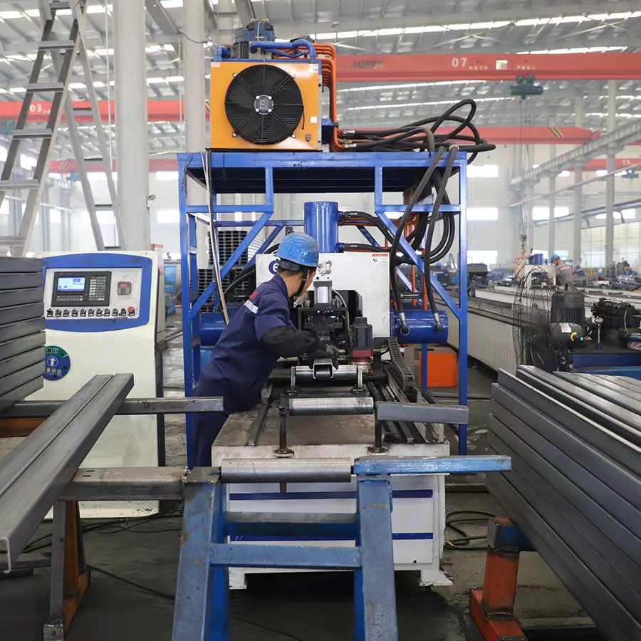 A worker works at a production line, August 10, 2023. /Tianjin Ruifeng Da Metal Products Co., Ltd.