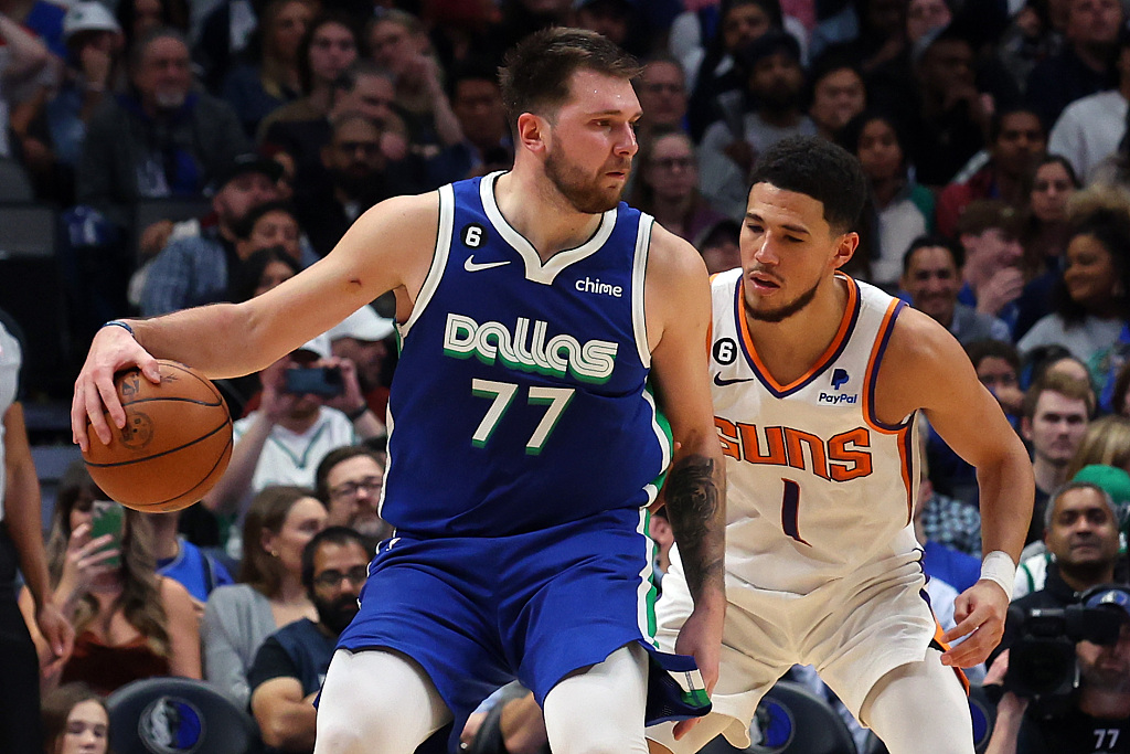 Luka Doncic (#77) of the Dallas Mavericks posts up in front of Devin Booker of the Phoenix Suns in the game at American Airlines Center in Dallas, Texas, December 5, 2022. /CFP