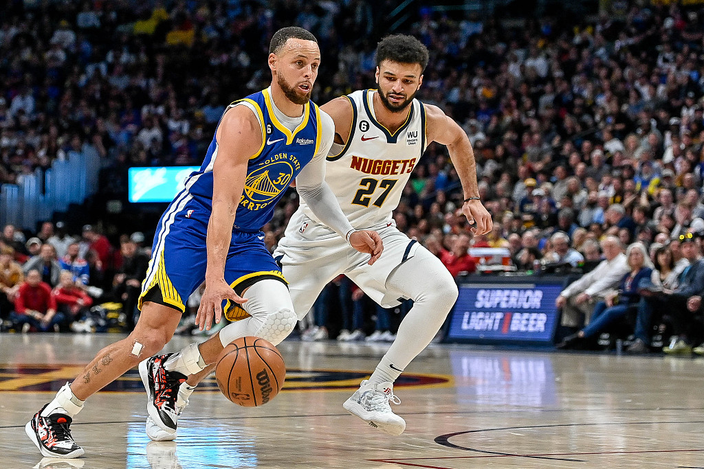 Stephen Curry (L) of the Golden State Warriors beats the defense of Jamal Murray of the Denver Nuggets in the game at Ball Arena in Denver, Colorado, April 2, 2023. /CFP