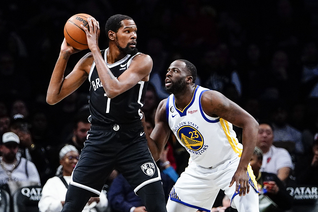 Draymond Green (#23) of the Golden State Warriors guards Kevin Durant of the Brooklyn Nets in a game at the Barclays Center in Brooklyn, New York City, December 21, 2022. /CFP