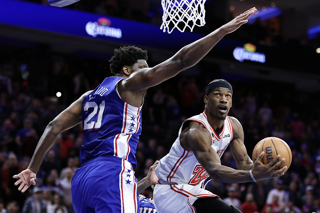 Jimmy Butler (R) of the Miami Heat tries to go for a layup in front of Joel Embiid of the Philadelphia 76ers in the game at the Wells Fargo Center in Philadelphia, Pennsylvania, February 27, 2023. /CFP