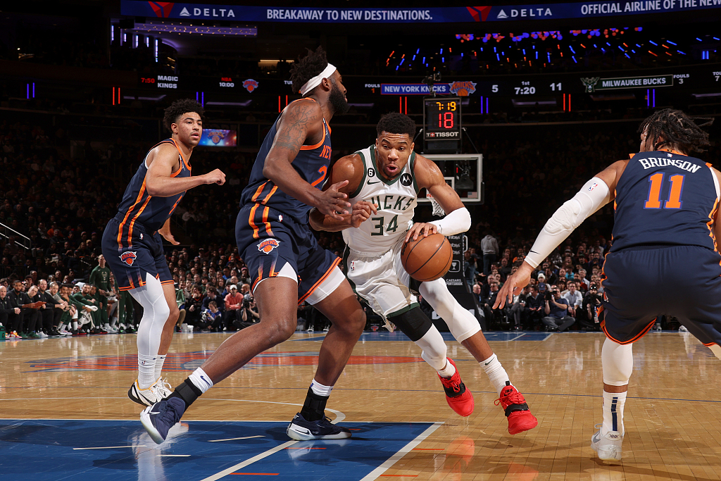 Giannis Antetokounmpo (#34) of the Milwaukee Bucks drives in the game against the New York Knicks at the Madison Square Garden in New York City, January 9, 2023. /CFP