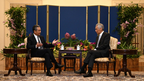 Chinese Foreign Minister Wang Yi (L),  also a member of the Political Bureau of the Communist Party of China Central Committee, meets with Singaporean Prime Minister Lee Hsien Loong in Singapore, August 11, 2023. /Chinese Foreign Ministry