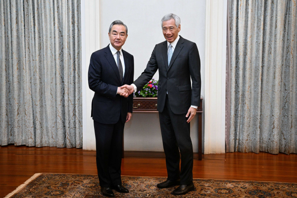 Chinese Foreign Minister Wang Yi (L),  also a member of the Political Bureau of the Communist Party of China Central Committee, shakes hands with Singaporean Prime Minister Lee Hsien Loong in Singapore, August 11, 2023. /Chinese Foreign Ministry