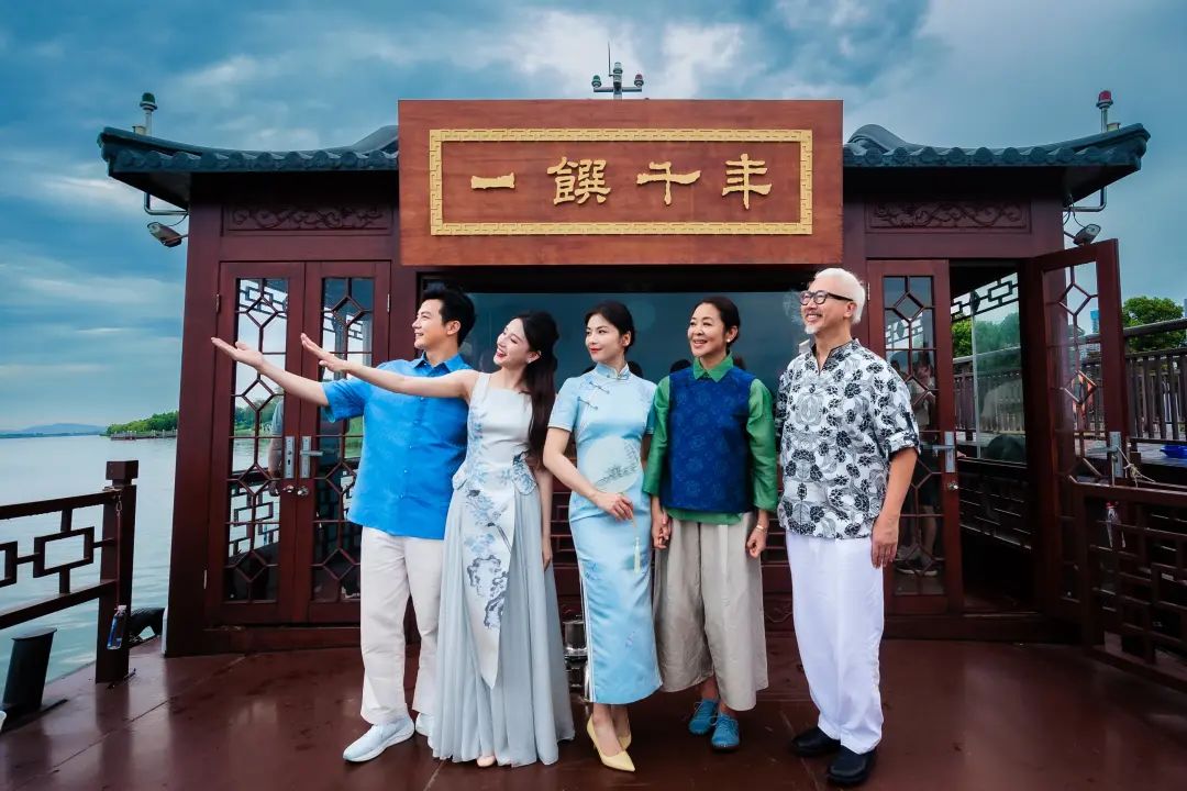 Hosts and guests start their gourmet journey in Wujiang District of Suzhou on the shores of Taihu Lake. /CMG