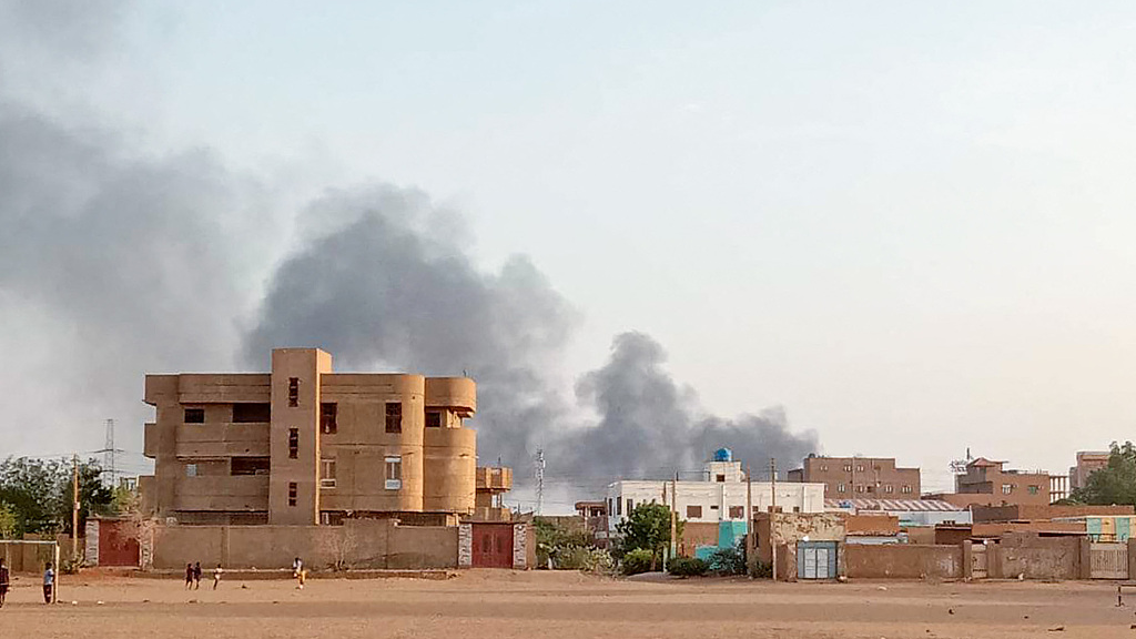 Smoke billows in the distance around the Khartoum Bahri district amid ongoing fighting, Sudan, July 14, 2023. /CFP