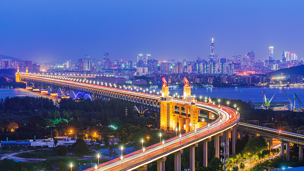 Live: Night view of China's Nanjing Yangtze River Bridge, a national landmark