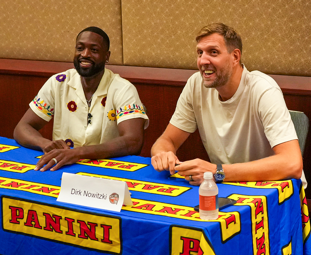 Dwyane Wade (L) and Dirk Nowitzki attend an autograph signing event at the Mohegan Sun in Uncasville, Connecticut, August 11, 2023. /CFP