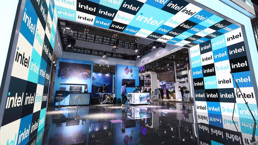 Workers set up the exhibition booth of Intel Corporation in preparation for the upcoming fifth China International Import Expo (CIIE) in east China's Shanghai, November 2, 2022. /Xinhua