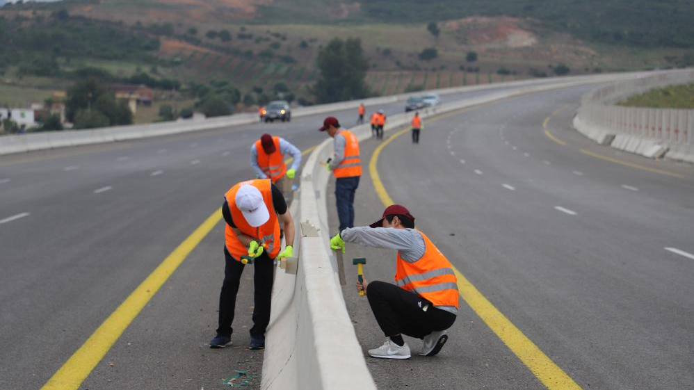 Workers make final preparations for traffic on the 84-km eastern section of the East-West Highway in El Tarf Province, Algeria, July 1, 2023. /Xinhua