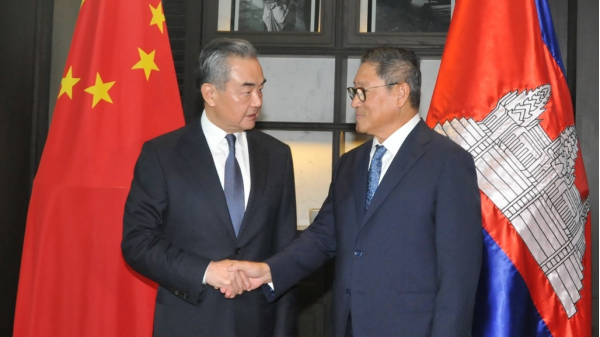 Chinese Foreign Minister Wang Yi shakes hands with Cambodian Deputy Prime Minister and Foreign Minister-designate Sok Chenda Sophea in Phnom Penh, Cambodia, August 12, 2023. /Chinese Foreign Ministry