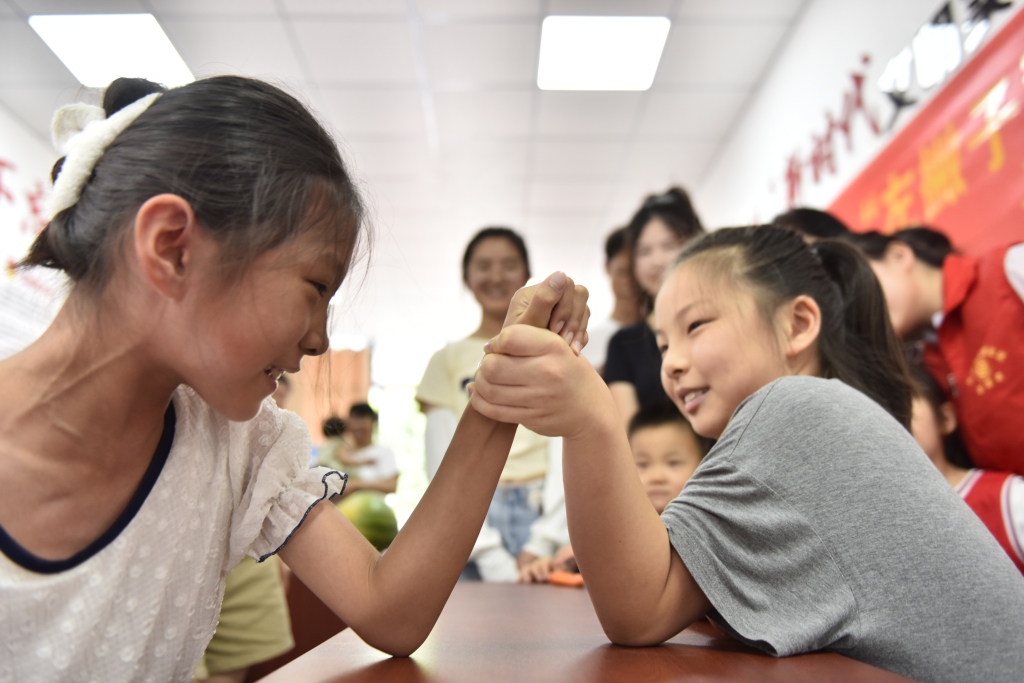 A photo taken on August 9, 2023 shows residents taking part in a series of fun contests held by a local community in Hefei, Anhui Province to celebrate International Left-Handers Day, which falls on August 13 each year. /CFP