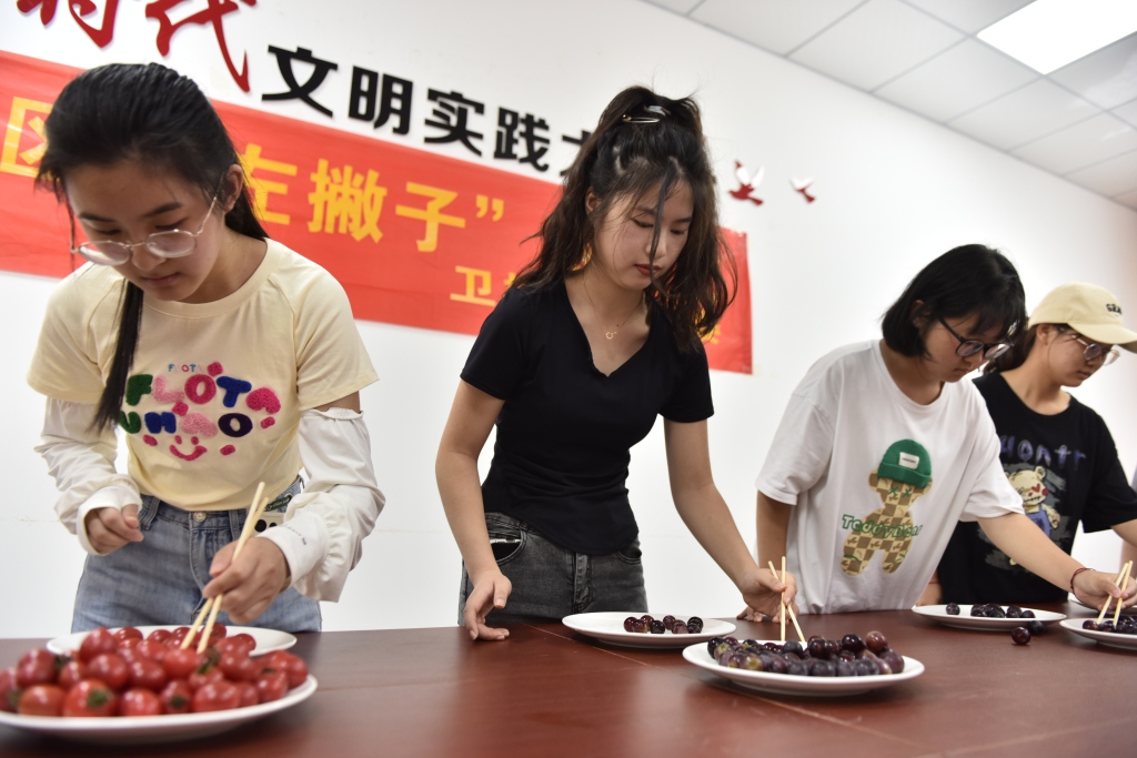A photo taken on August 9, 2023 shows residents taking part in a series of fun contests held by a local community in Hefei, Anhui Province to celebrate International Left-Handers Day, which falls on August 13 each year. /CFP