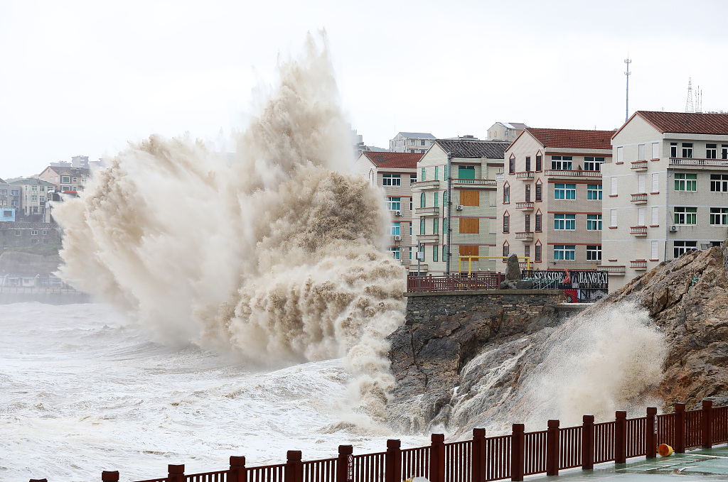 The approaching Typhoon Khanun triggered huge waves in Taizhou City, east China's Zhejiang Province on August 5, 2023. /CFP