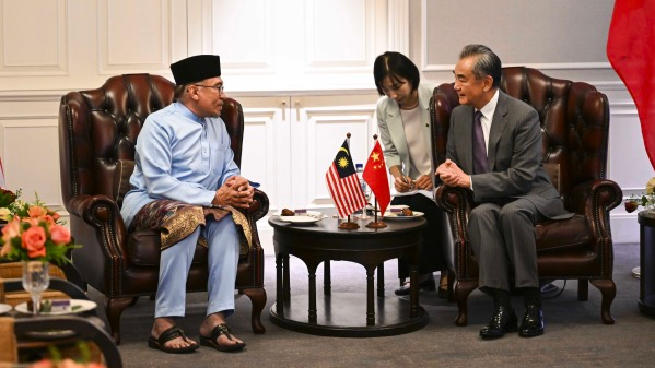 Malaysian Prime Minister Anwar Ibrahim (L) meets with Chinese Foreign Minister Wang Yi in Penang, Malaysia, August 11, 2023. /Chinese Foreign Ministry