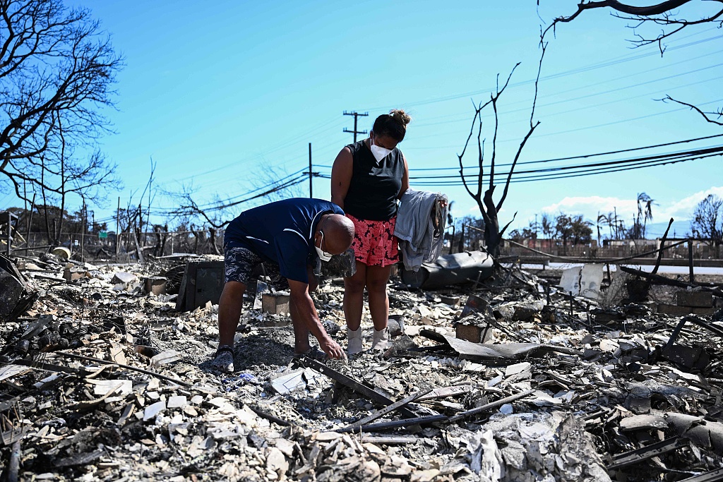 Residents look for belongings through the ashes of their family's home in the aftermath of a wildfire in Lahaina, western Maui, Hawaii, August 11, 2023. /CFP 