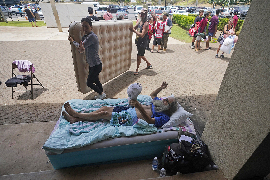 Thomas Leonard lies on an air mattress at an evacuation center at the War Memorial Gymnasium after his Lahaina apartment burned down on Aug 10, 2023, in Wailuku, Hawaii. /CFP