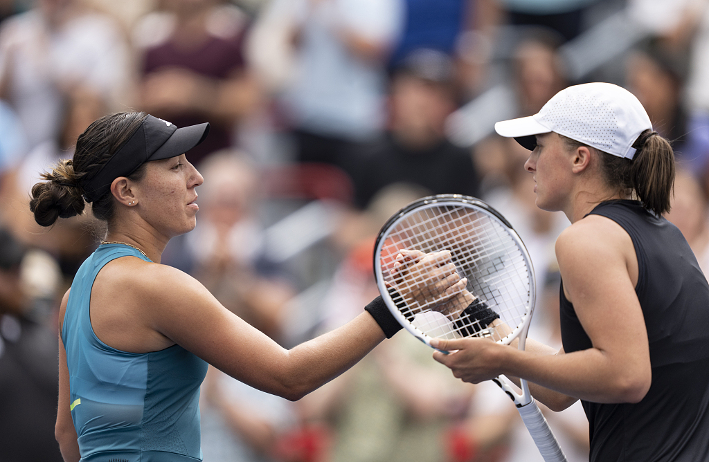 Jessica Pegula (L) of the U.S. shakes hands with Iga Swiatek of Poland after their women's singles semi-finals of the Canadian Open tennis event in Montreal, Canada, August 12, 2023. /CFP