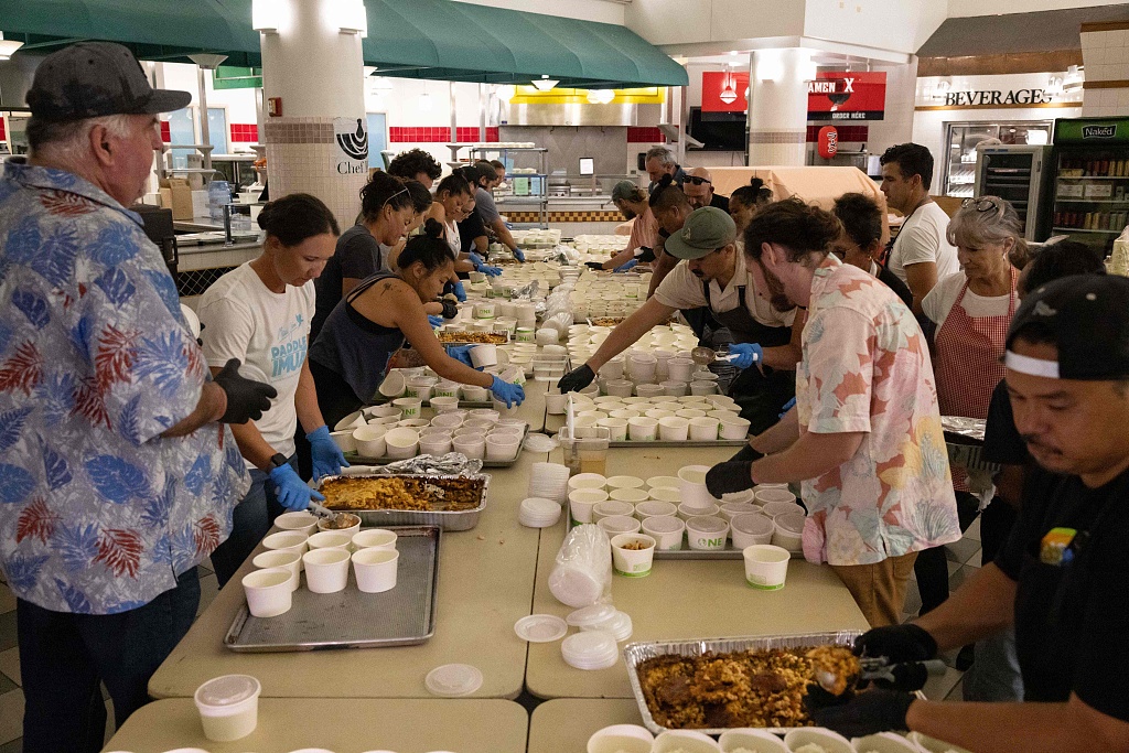 Volunteers prepare free meals to donate to West Maui families affected by wildfires, at the University of Hawaii Maui College in Kahului, central Maui, Hawaii, August 13, 2023. /CFP