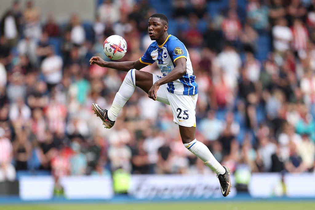 Moises Caicedo of Brighton controls the ball in the Premier League game against Southampton at American Express Community Stadium in Brighton, England, May 21, 2023. /CFP 